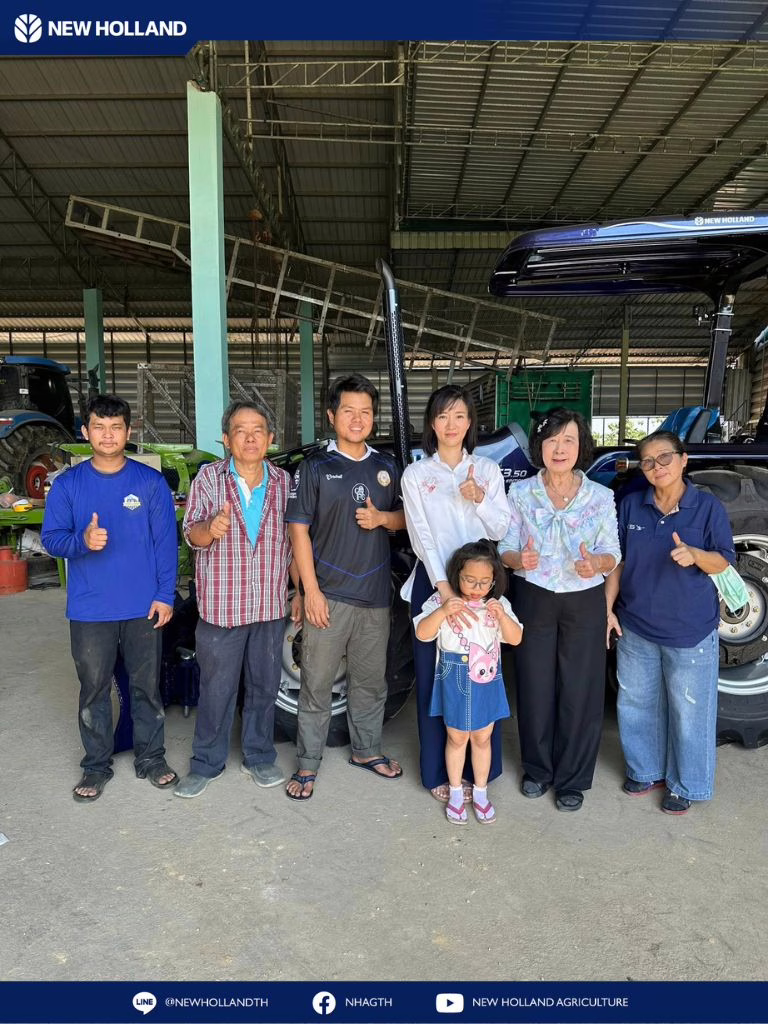 ภาพบรรยากาศการจำหน่ายรถไถ New Holland TT3.50 Plus Limited Edition ฉลองครบรอบ 130 ปี New holland ให้ลูกค้าจริง นครปฐม